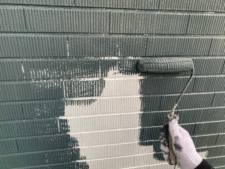 中塗り作業（外壁）