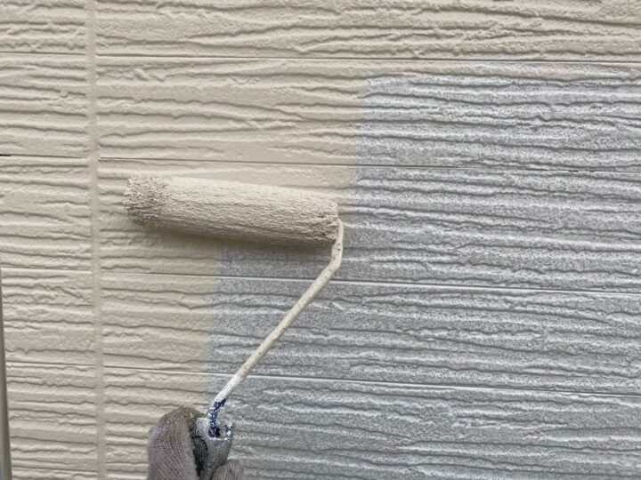 中塗り作業（外壁）
