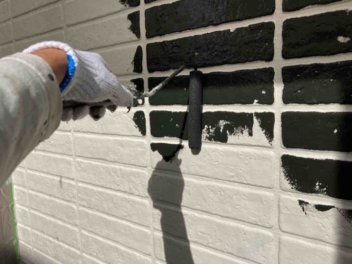 外壁塗装　上塗り　施工状況