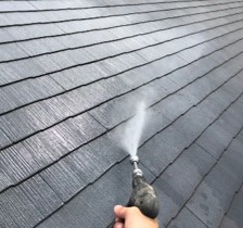 屋根塗装工事における高圧洗浄の写真です。