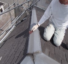 屋根塗装工事における下地補修の写真です。