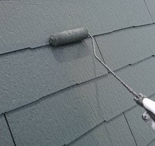 屋根塗装工事における上塗りの写真です。