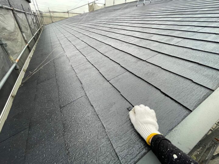 屋根塗装　 縁切り作業　タスペーサー取付