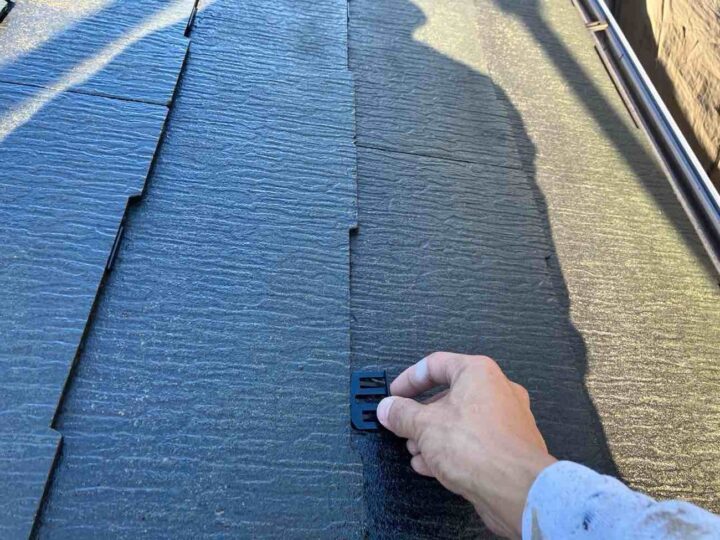 屋根塗装　タスペーサー取付（縁切り作業）