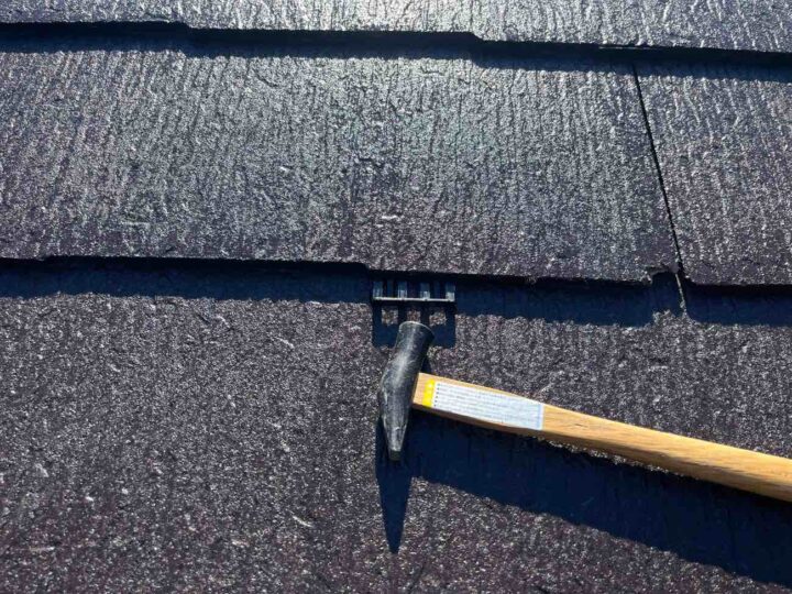 屋根塗装　タスペーサー取付（縁切り作業）